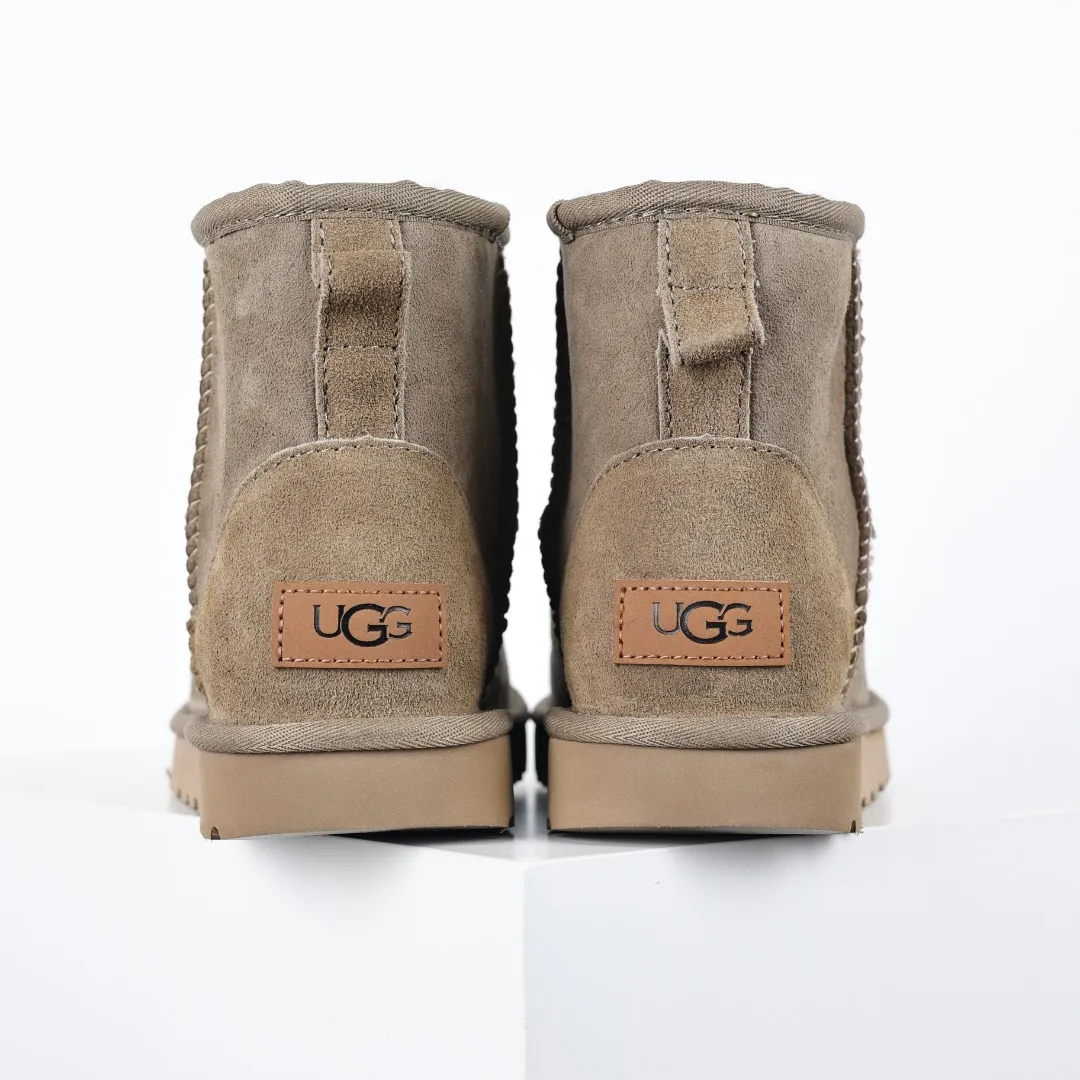 Pick up locally 💰520, core recommendation, good price, UGG Classic Mini mid-tube series, Xiaohongshu hot model, Henan Longfeng leather production, sheepskin and wool integration, top quality in the market, 2-3 cm cashmere insole, keeping warm in winter, suitable for home use. In the new year, uug launched a style series, which is partially biased towards the preferences of young consumers, and has also been at the forefront of fashion trends. Shoe body material, water-repellent coated suede upper 17mm UGGPURE™ implanted wool insole Lightweight non-slip comfortable rubber outsole With brand LOGO Trademark Comes with full packaging Size: 35 36 37 38 39 40